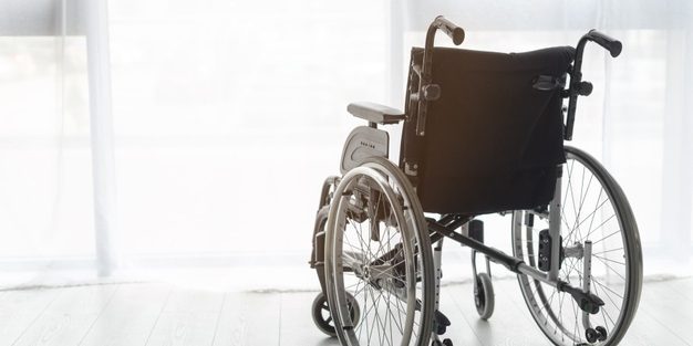 primer-plano-silla-ruedas-profesional-interiores_23-2148461518